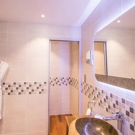 מלון Des Quinconces Centre 5*