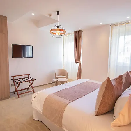 מלון Des Quinconces Centre 5*