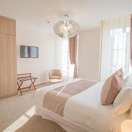 מלון Des Quinconces Centre 5*